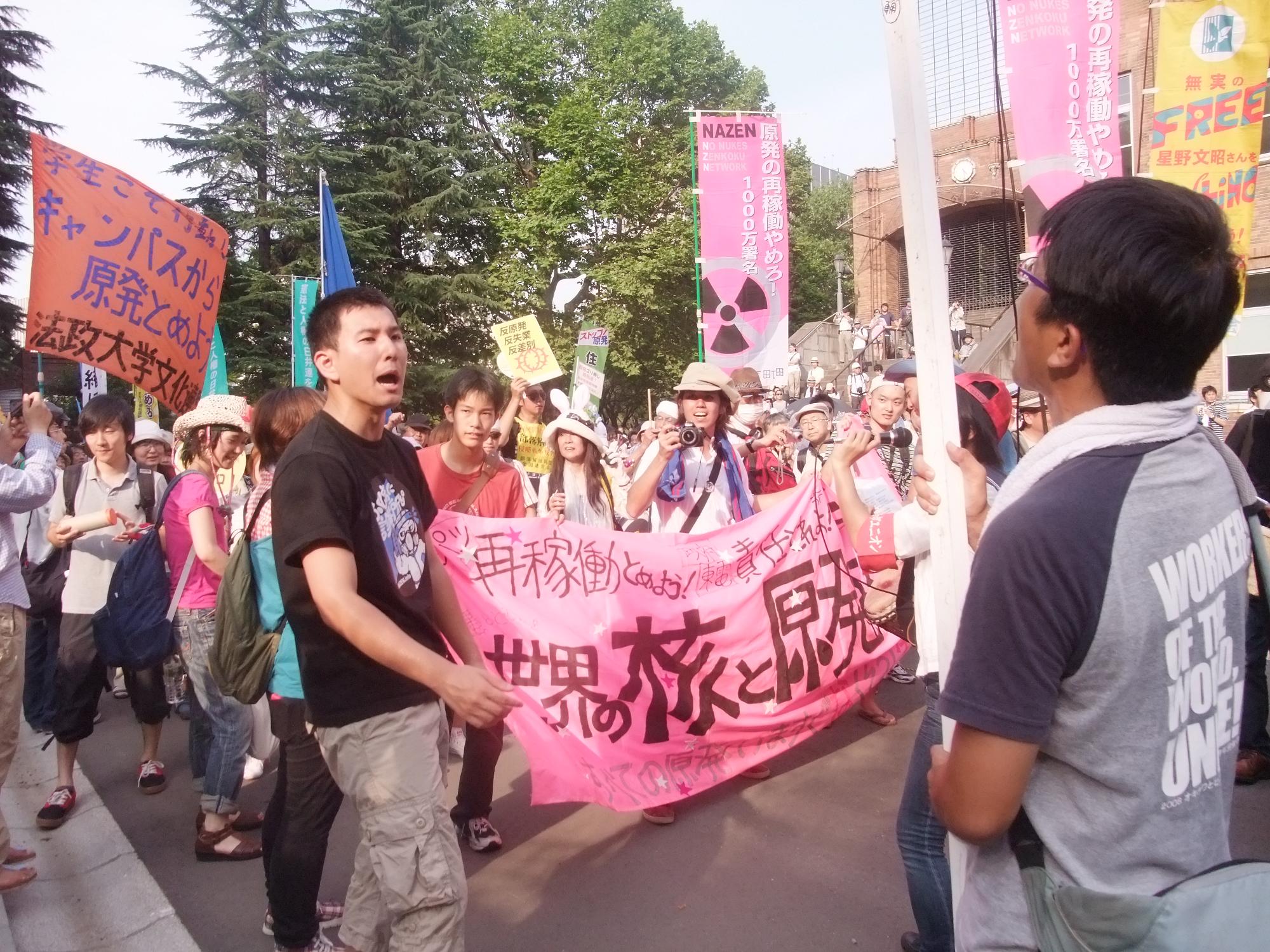 日比谷公園から国会へデモ行進